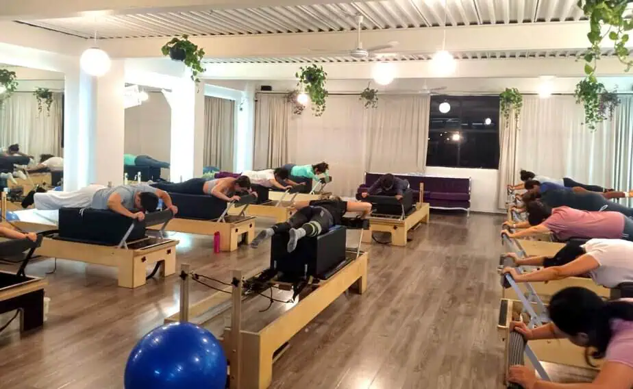 Clase de pilates en grupo